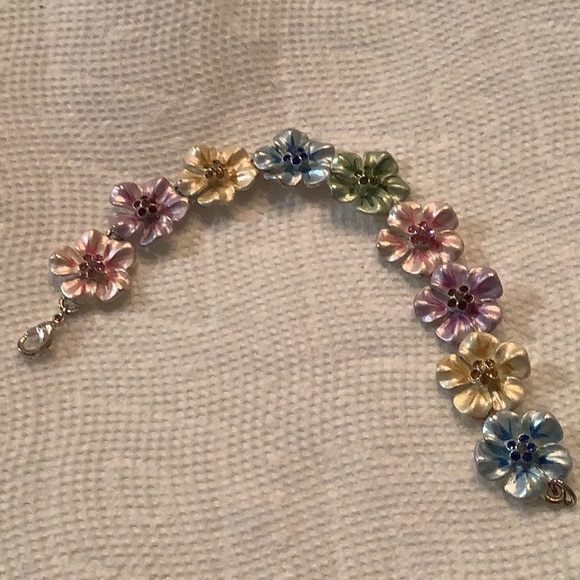 Jewelry - Silver tone different color flowers with crystals in the center bracelet